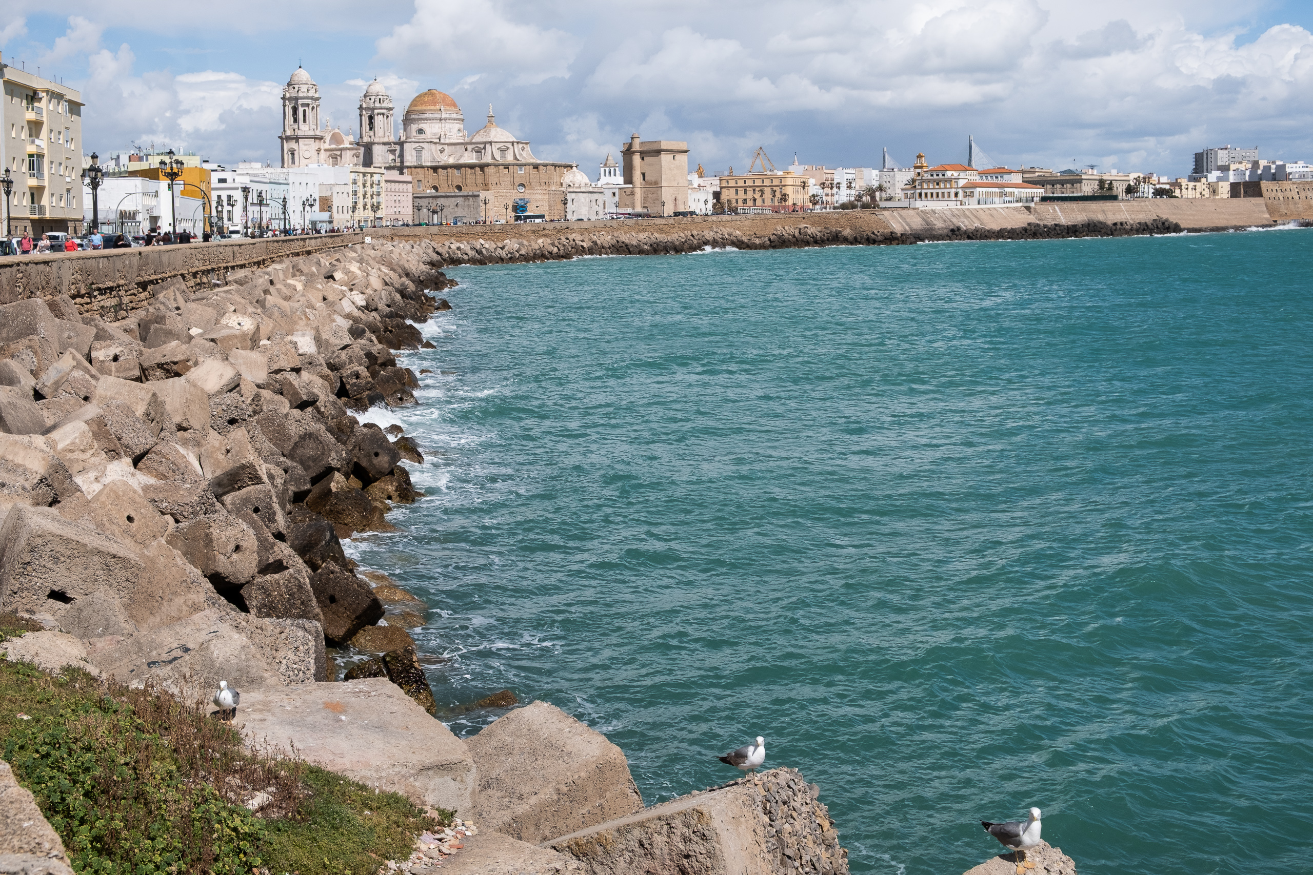 Blick entlang der Stadtmauer auf die Kathedrale von Cádiz